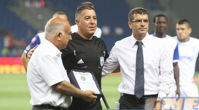 איתן תבריזי מקבל מגן הוקרה (עמית מצפה)