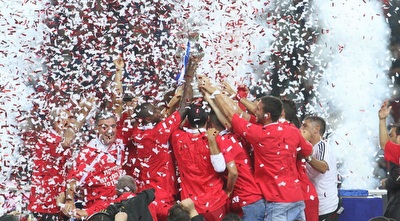 שחקני ר&qout;ג חוגגים עם הגביע (עמית מצפה)