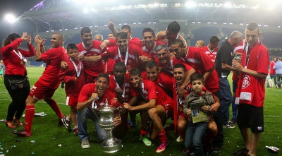 שחקני ר&qout;ג חוגגים עם הגביע (יוסי ציפקיס)