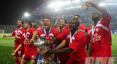 שחקני ר&qout;ג חוגגים עם הגביע (יוסי ציפקיס)