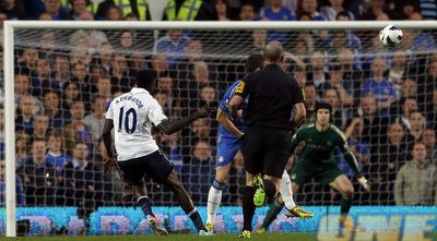 הכדור של אדבאיור בדרך לרשת (רויטרס)