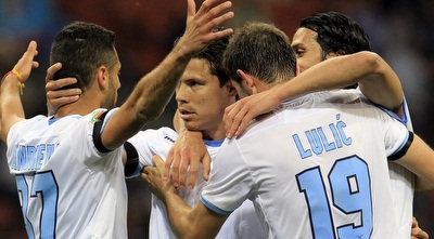 שחקני לאציו חוגגים במילאנו (רויטרס)