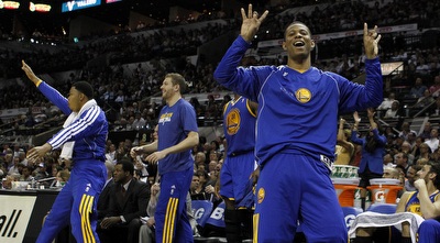 שחקני גולדן סטייט בטירוף אחרי עוד שלשה (רויטרס)