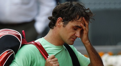 פדרר תופס את הראש (רויטרס)