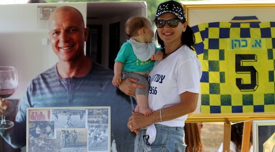 דורית כהן על רקע תמונתו של אבי (חגי ניזרי)