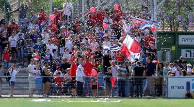 אוהדי הפועל רעננה. רוצים לחגוג עליה (יניב גונן)