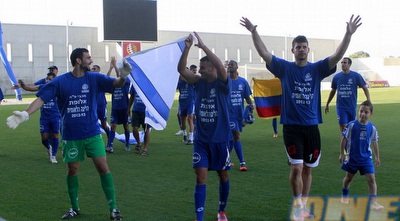 שחקני מכבי פ&qout;ת חוגגים עלייה (יוסי ציפקיס)