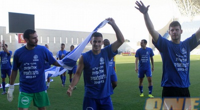 שחקני מכבי פ&qout;ת חוגגים עלייה (יוסי ציפקיס)