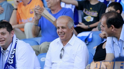 אבי לוזון מחוייך ביציע (יוסי ציפקיס)