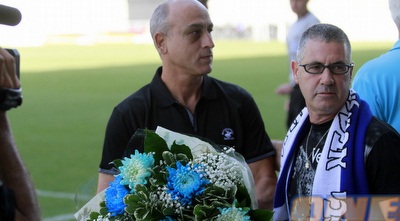 סיני מקבל פרחים (יוסי ציפקיס)