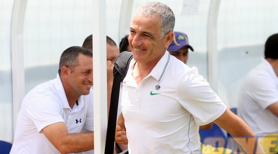 אברהם אבוקרט לוחץ את ידו של תורג´מן (חגי ניזרי)