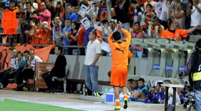 גלבאן מודה לאוהדים שמחזיקים תמונות שלו (יניב גונן)