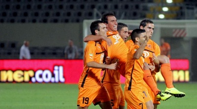 שחקני בני יהודה מניפים את גלבאן אחרי השער השני (יניב גונן)