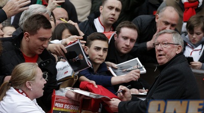 פרגוסון מחלק חתימות למעריצים (רויטרס)