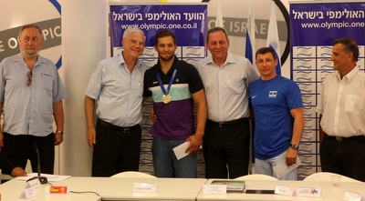 שחר ושטילוב עם יו&qout;ר הוועד, יגאל כרמי (יוסי ציפקיס)