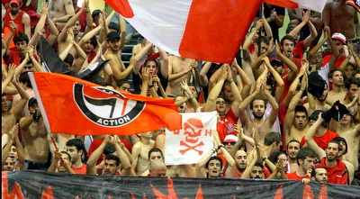 אוהדי הפועל נותנים אווירה (משה חרמון)