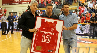 טוהר חיימוביץ´ מקבל גופיית הוקרה (שי לוי)