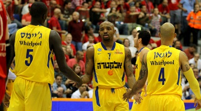 לוגאן, היקמן וג´יימס ברגע של נחת (שי לוי)