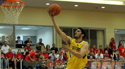 ליאור אליהו חודר לסל (שי לוי)