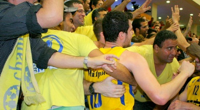 פניני בתוך אוהדי מכבי בסיום (משה חרמון)