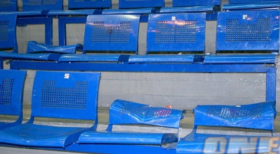 כיסאות שבורים ביציע מכבי. לא הוגשה תלונה (משה חרמון)