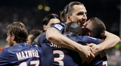 זלאטן איברהימוביץ´ חוגג עם חבריו (רויטרס)