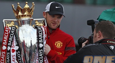 וויין רוני עם הגביע (רויטרס)