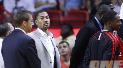 דריק רוז שוב צפה בחבריו כשהוא על אזרחי (רויטרס)