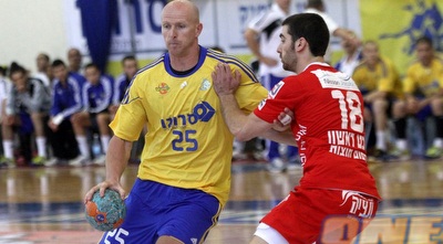 פיליפ מריאן בפעולה . 11 שערים לא עזרו (חגי ניזרי)