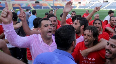 מנחם קורצקי חוגג עם שחקניו (יניב גונן)