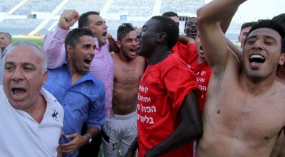 שחקני הפועל רעננה חוגגים (יניב גונן)