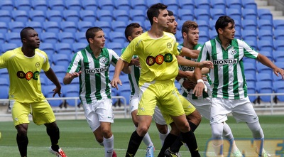 שחקני נתניה מנסים להדוף את הירוקים (יניב גונן) שחקני נתניה מנסים להדוף את הירוקים (יניב גונן)