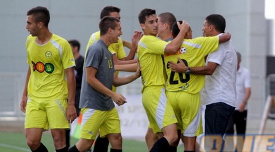 שחקני נתניה חוגגים יחד עם צרפתי (יניב גונן) שחקני נתניה חוגגים יחד עם צרפתי (יניב גונן)