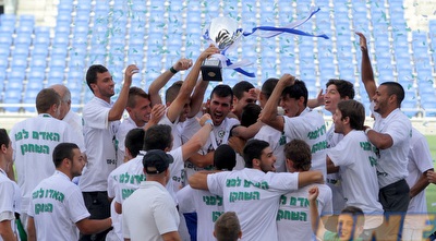 הירוקים חוגגים עם הגביע (יניב גונן) הירוקים חוגגים עם הגביע (יניב גונן)