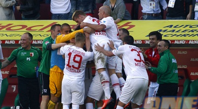 שחקני אוגסבורג חוגגים (רויטרס)