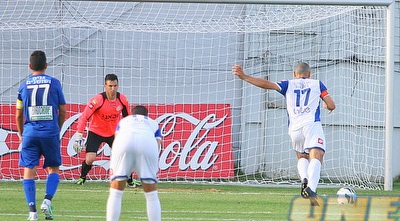 חסארמה בועט לפני ההחמצה (משה חרמון)