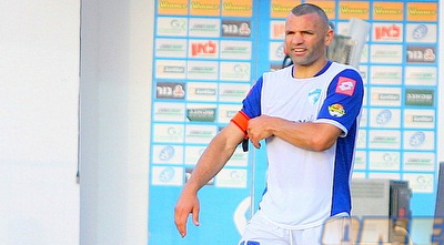 חסארמה עונד את סרט הקפטן בפעם האחרונה (משה חרמון)