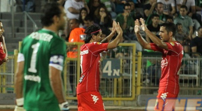 שחקני הפועל ת&qout;א אחרי השער (עמית מצפה) שחקני הפועל ת&qout;א אחרי השער (עמית מצפה)