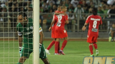 דוידוביץ´ מוציא את הכדור מהרשת (עמית מצפה) דוידוביץ´ מוציא את הכדור מהרשת (עמית מצפה)