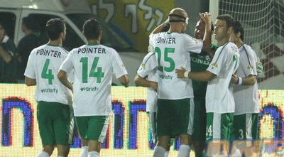 שחקני חיפה חוגגים עם דוידוביץ´ (עמית מצפה) שחקני חיפה חוגגים עם דוידוביץ´ (עמית מצפה)