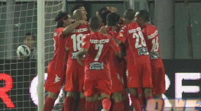 שחקני הפועל ת&qout;א מברכים את באדיר (עמית מצפה) שחקני הפועל ת&qout;א מברכים את באדיר (עמית מצפה)