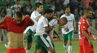 שחקני חיפה חוגגים עם קטן (עמית מצפה) שחקני חיפה חוגגים עם קטן (עמית מצפה)