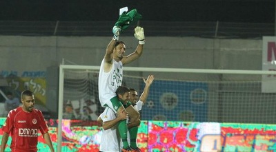 קינן מרים את דוידוביץ´ על הכתפיים (עמית מצפה) קינן מרים את דוידוביץ´ על הכתפיים (עמית מצפה)