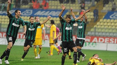 שחקני סאסואלו חוגגים. העפלה היסטורית שחקני סאסואלו חוגגים. העפלה היסטורית