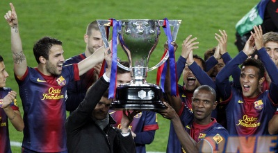 אבידל וטיטו מניפים את גביע האליפות (רויטרס)