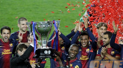 אבידל מניף את הגביע (רויטרס)