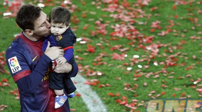 ליאו מסי ובנו טיאגו (רויטרס)