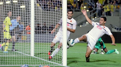 גל כהן מחלץ מהקו במשחק מול מכבי. כבר אז קיבל הצעה להמשיך (יניב גונן)