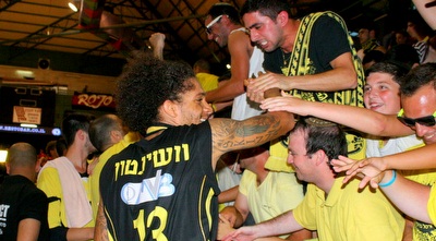 דרון וושינגטון חוגג בסיום (משה חרמון)