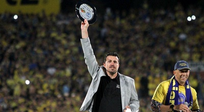 אוסקר גארסיה עם צלחת האליפות (חגי ניזרי) אוסקר גארסיה עם צלחת האליפות (חגי ניזרי)